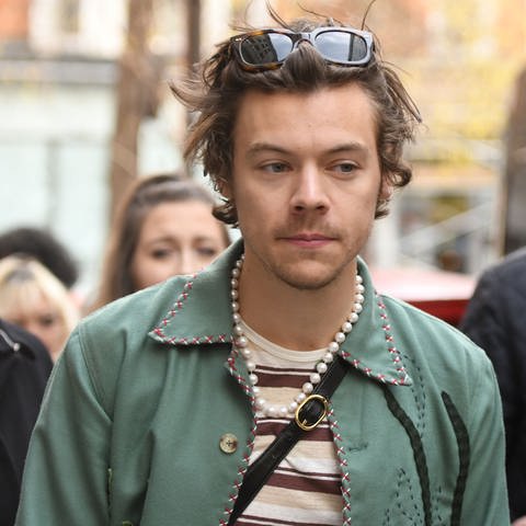 Harry Styles mit Perlenkette