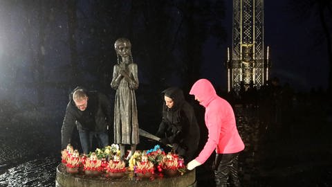 Menschen gedenken der Opfer des Holodomor in Kiew (Foto: picture-alliance / Reportdienste, abaca | Tarasov Volodymyr/Ukrinform/ABACA)