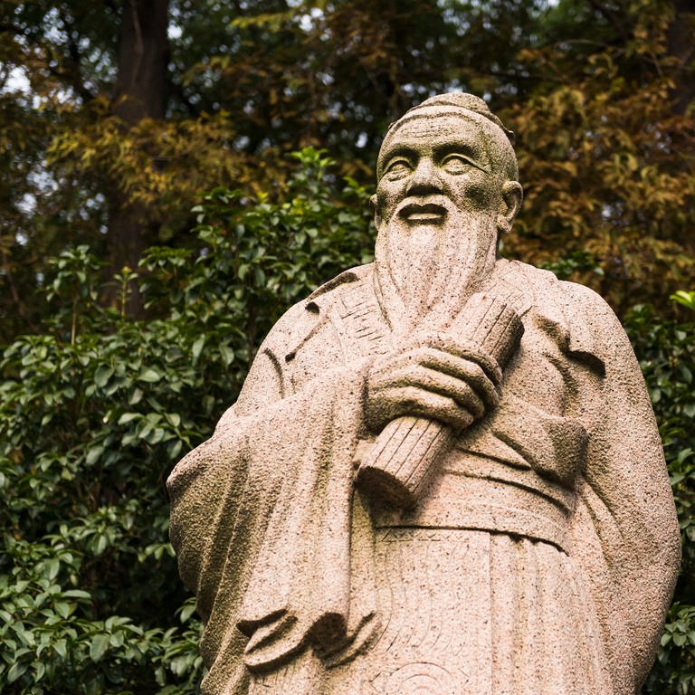 Jiading, Konfuzius Statue vor dem Tempel