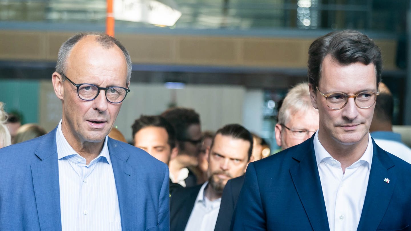 Friedrich Merz (l), CDU-Bundesvorsitzender, und Hendrik Wüst (CDU), Ministerpräsident von Nordrhein-Westfalen (Foto: dpa Bildfunk, picture alliance/dpa | Christoph Soeder)