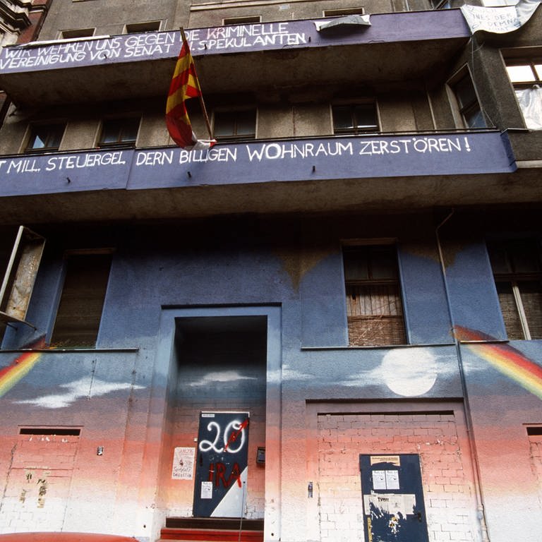 Wandmalereien und kämpferische Slogans an einem besetzten Haus in Berlin im September 1981