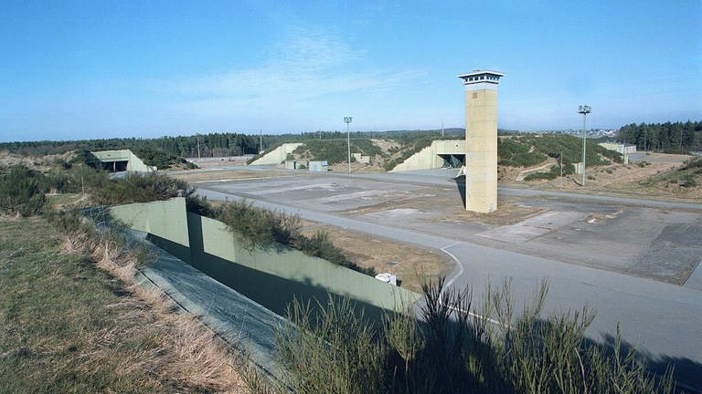 Das Archivbild vom 03.08.1999 zeigt den Wachturm und die Raketenbunker der ehemaligen US-Atomraketenbasis Pydna im Hunsrück bei Kastellaun. 