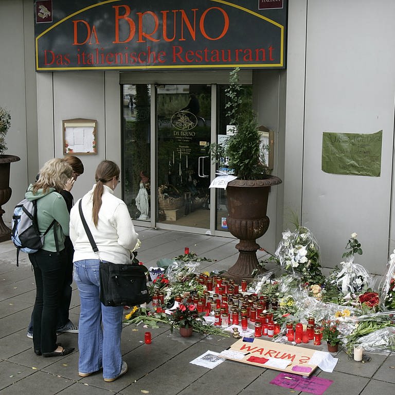 Trauernde versammeln sich am 20.Aug.2007, vor dem Restaurant Da Bruno in Duisburg, wo zuvor sechs Menschen erschossen wurden
