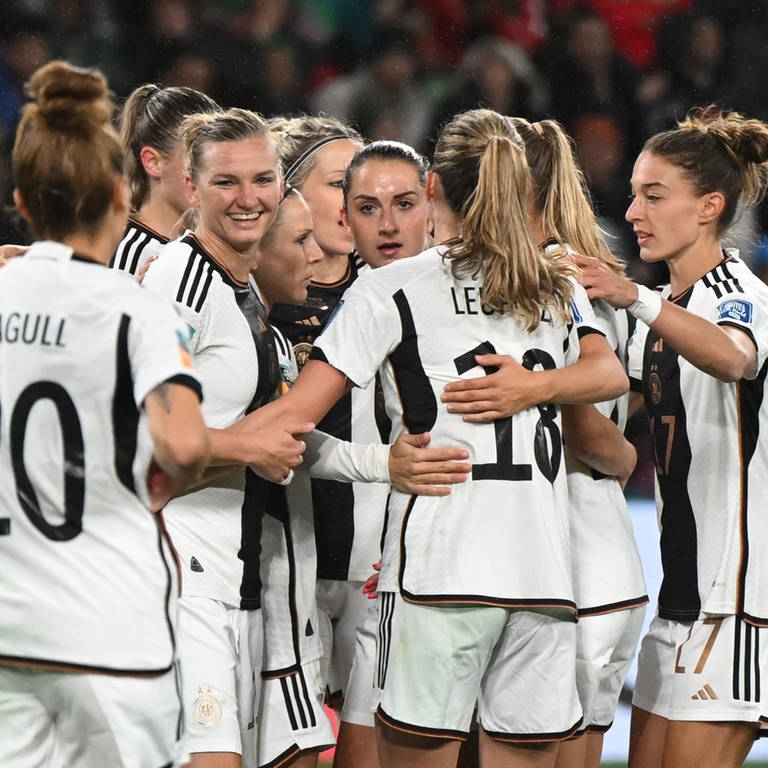 Frauen Fußball Mannschaft Deutschland beim Feiern 2023 (Foto: picture-alliance / Reportdienste, picture alliance/dpa | Sebastian Christoph Gollnow)