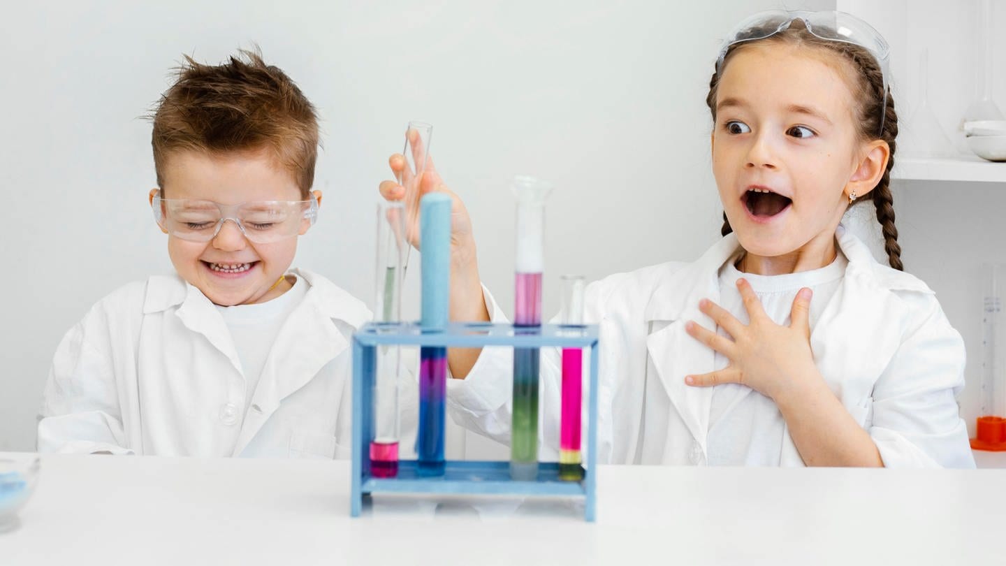 Ein kleiner Junge und ein Mädchen haben Spaß Experimente im Labor durchzuführen (Foto: IMAGO, IMAGO / ingimage)