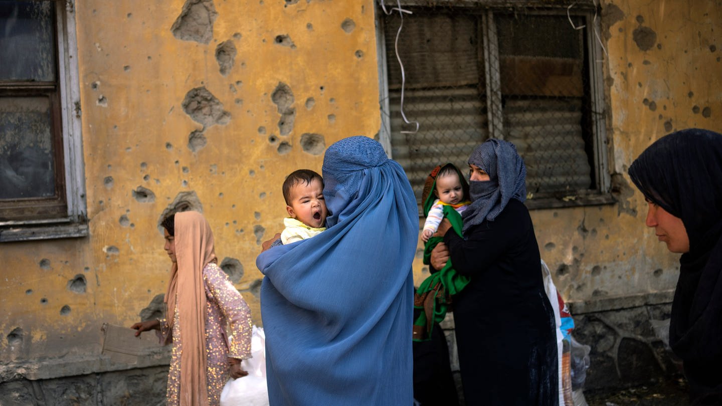 Women wait to receive food rations distributed by a humanitarian aid group, in Kabul, Afghanistan, Sunday, May 28, 2023. (AP Photo/Rodrigo Abd) (Foto: picture-alliance / Reportdienste, picture alliance / ASSOCIATED PRESS | Rodrigo Abd)