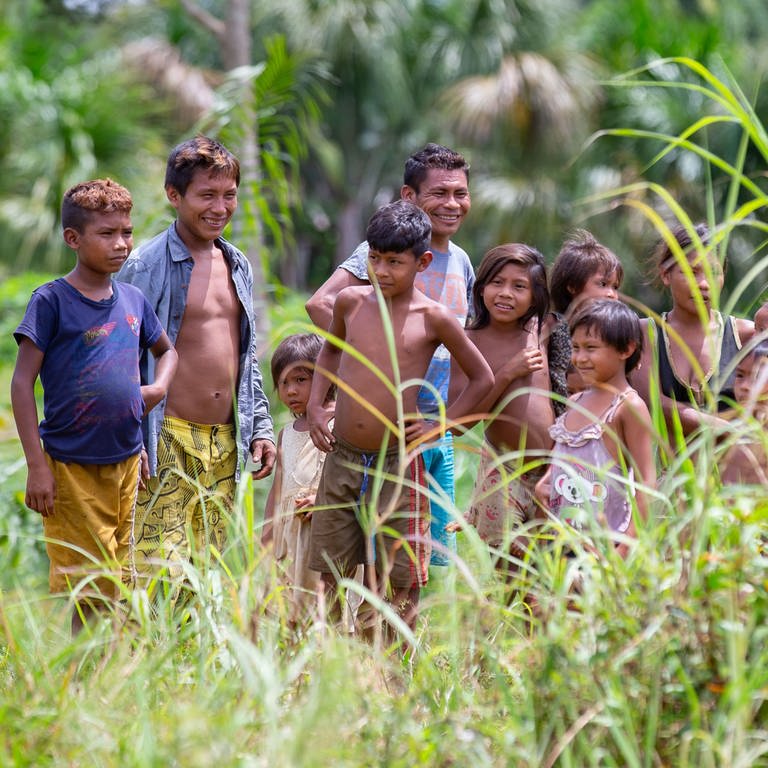 Mitglieder einer indigenen Gemeinschaft, die in der Region Alto Rio Negro lebt, lachen nahe ihrer Siedlung an der Grenze zu Kolumbien.  (Foto: dpa Bildfunk, picture alliance/dpa/Zuma Press | Paulo Lopes)