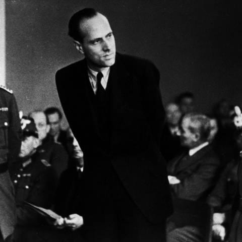 Helmuth von Moltke, Gründer des Kreisauer Kreises, am 20. Juli 1944 vor dem Volksgerichtshof Berlin