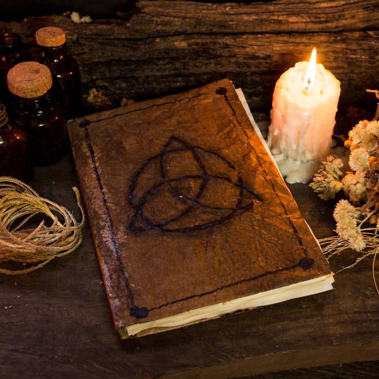 Set of objects for witchcraft rituals Symbolfoto