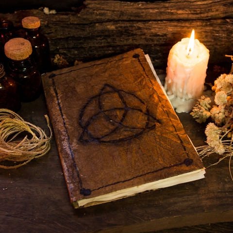 Set of objects for witchcraft rituals Symbolfoto (Foto: IMAGO, Pond5 Images)