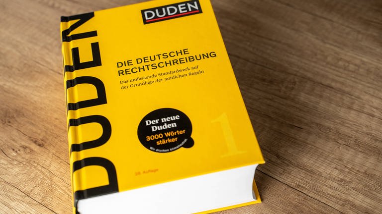 Die 28. Auflage des deutschen Duden. Gelbes Buch mit der deutschen Rechtschreibung (Foto: IMAGO, IMAGO / Bihlmayerfotografie)