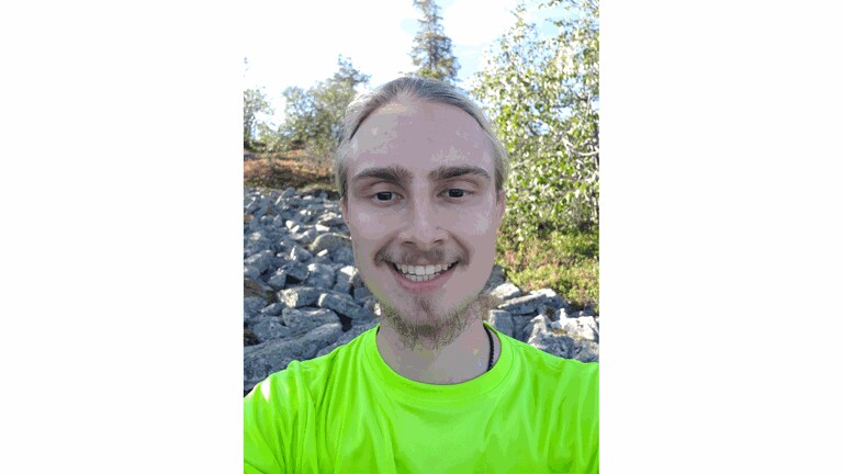 Max (23) studiert Finnougristik (Finnisch), liebt den Norden: „Ich wäre gern einfach Ich, unabhängig von älter oder jünger werden. Ich weiß immer noch nicht, wer ich wirklich bin.“  (Foto: privat)