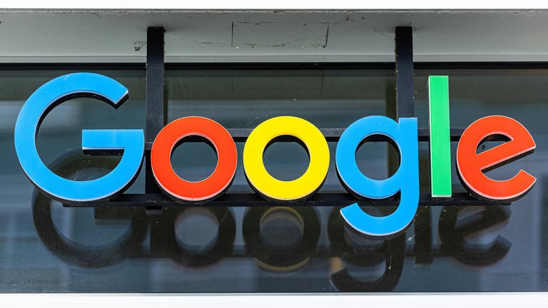 Logo des US-amerikanischen Technologieunternehmens Google in Zürich.