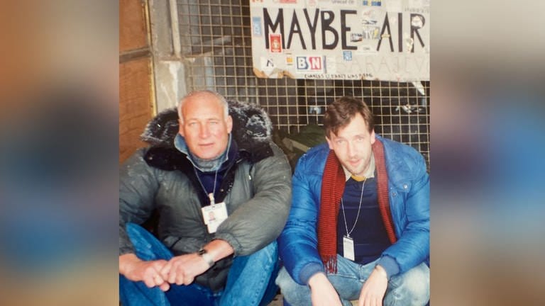 Als Autor Martin Durm (rechts) im Kriegswinter 199394 in Sarajevo eintrifft, begrüßt ihn Friedhelm Brebeck (links) mit den Worten: „Wir duzen uns hier, wir stehen schließlich alle mit einem Bein im Grab.“ Reporter flogen meist mit UN-Maschinen in die belagerte Stadt – die „Maybe-Airline“.  (Foto: Martin Durm)