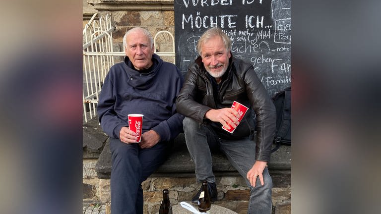 Ein eisiger Nachmittag im Corona-November 2020, alle Cafés und Kneipen sind geschlossen. Martin Durm (rechts) und Friedhelm Brebeck (links) vor dem Bahnhof in Bad Neuenahr. Brebeck, Jahrgang 1934, redet von den Nazis, dem Iran unter Khomeini, von Srebrenica und Karadzic. Brebeck kann man noch fragen, wie er das vergangene Jahrhundert durchlebte, die Schrecken des Zweiten Weltkriegs, den er als Kind erlebte, oder die Bilder des Krieges, die er mit sich herumschleppt.  (Foto: Martin Durm)
