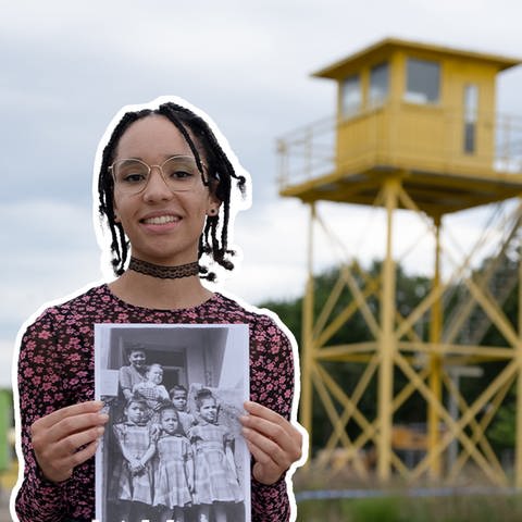 Community-Reporterin Amanda Godwin hält ein Schwarz-weiß-Foto mit schwarzen Kinder in den Händen