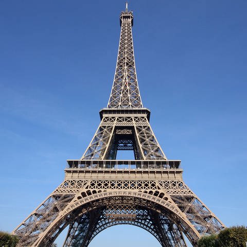 Eiffelturm aus der Froschperspektive, Frankreich Archivfoto