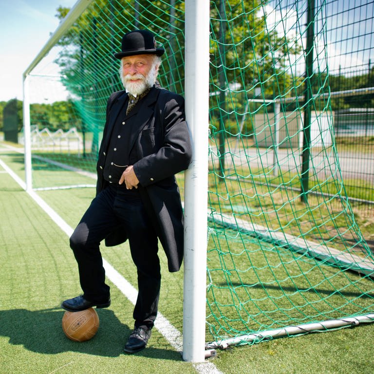 Stadtführer Thomas Ostwald posiert am 21.05.2014 in Braunschweig (Niedersachsen) als Lehrer Konrad Koch mit einem historischen Fußball