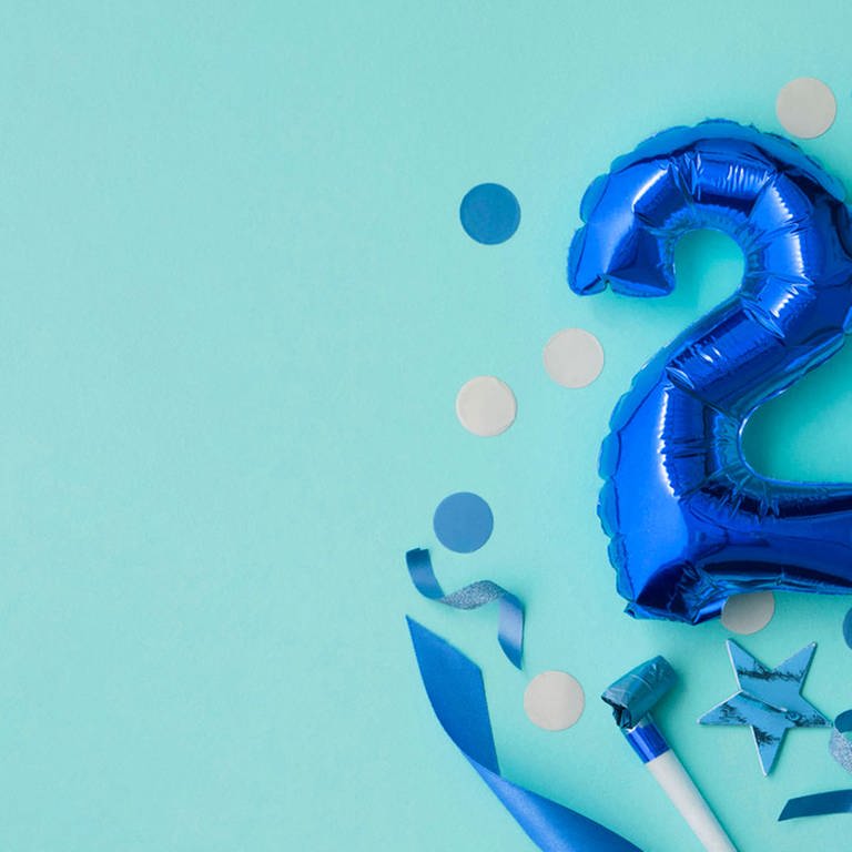 Nummer 21 Geburtstagsballon-Feier, Geschenkbox. Symbolfoto (Foto: IMAGO, Pond5 Images)