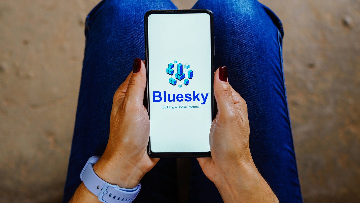 Bluesky Logo auf einem Smartphone (Foto: IMAGO, IMAGO / Zoonar)