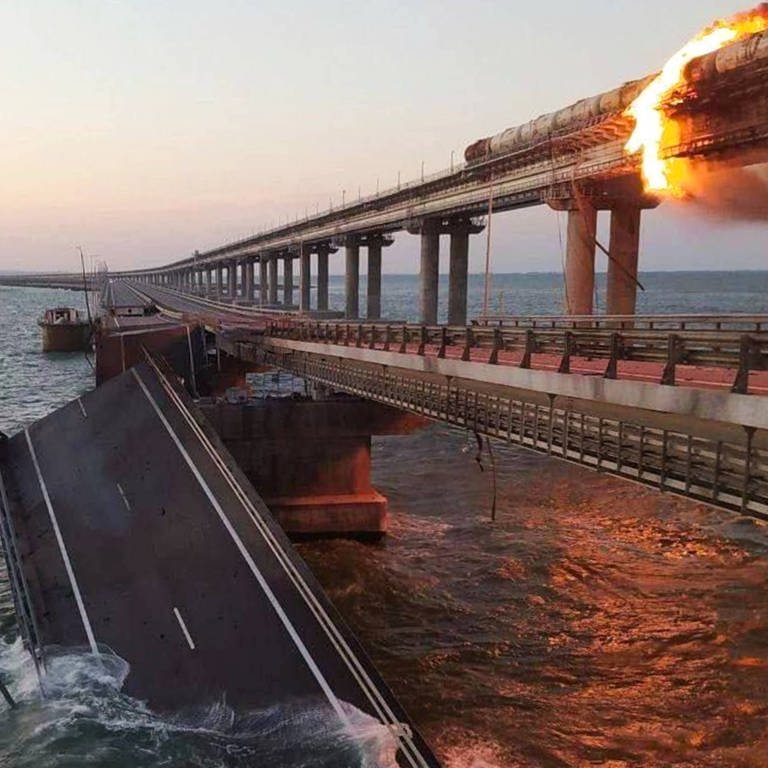 OCTOBER 8, 2022. Collapsed section of a bridge linking Crimea to mainland Russia. (Foto: IMAGO, IMAGO / ITAR-TASS)