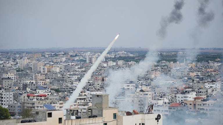Raketen werden von militanten Palästinensern aus dem Gazastreifen auf Israel abgefeuert. Die im Gazastreifen herrschende islamistische Hamas, die von Israel, der EU und den USA als Terrororganisation eingestuft wird, hatte den Beginn einer «Militäroperation» gegen Israel verkündet. Die militante Organisation Islamischer Dschihad teilte mit, ihre...