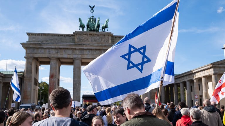 2000 Menschen folgen einem Aufruf der Deutsch-Israelischen Gesellschaft Berlin und Brandenburg und nehmen an einer pro-israelischen Solidaritaetskundgebung auf dem Pariser Platz vor dem Brandenburger Tor im Berliner Bezirk Mitte teil