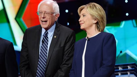 Bernie Sanders bei einem TV Duell an der Seite von Hilary Clinton (Foto: IMAGO, imago/UPI Photo)