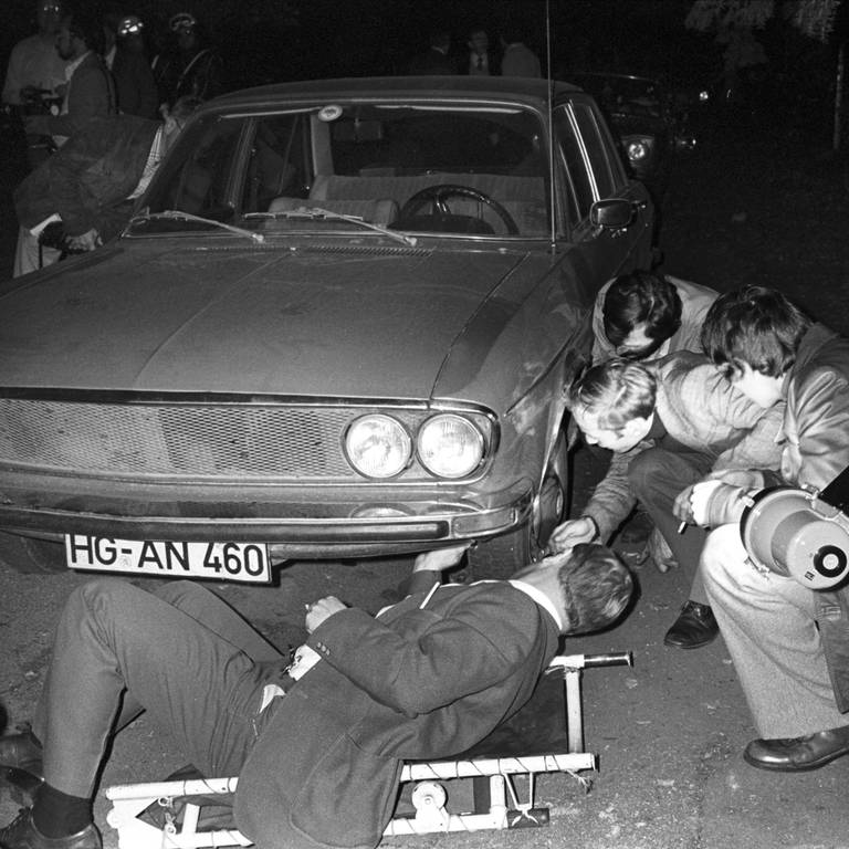 Beamte untersuchen den Wagen, in dem die Leiche des ermordeten Arbeitgeberpräsidenten Hanns Martin gefunden wurde