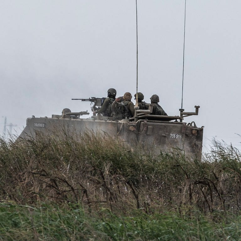 Israelische Soldaten patrouillieren auf einem Schützenpanzer an der Grenze zwischen dem Gazastreifen und Israel. 