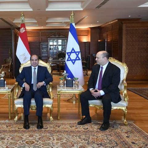 Abdel Al-Sisi (M), Präsident von Ägypten, Naftali Bennett (r), damaliger Ministerpräsident von Israel und Scheich Mohamed bin Zayed bin Sultan Al-Nahyan (l), Kronprinz des Emirats Abu Dhabi, sprechen während eines gemeinsamen Treffens miteinander.