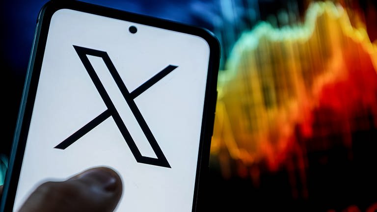 X-Logo (Twitter) ist auf einem Smartphone zu sehen (Foto: picture-alliance / Reportdienste, picture alliance / ZUMAPRESS.com | Mateusz Slodkowski)