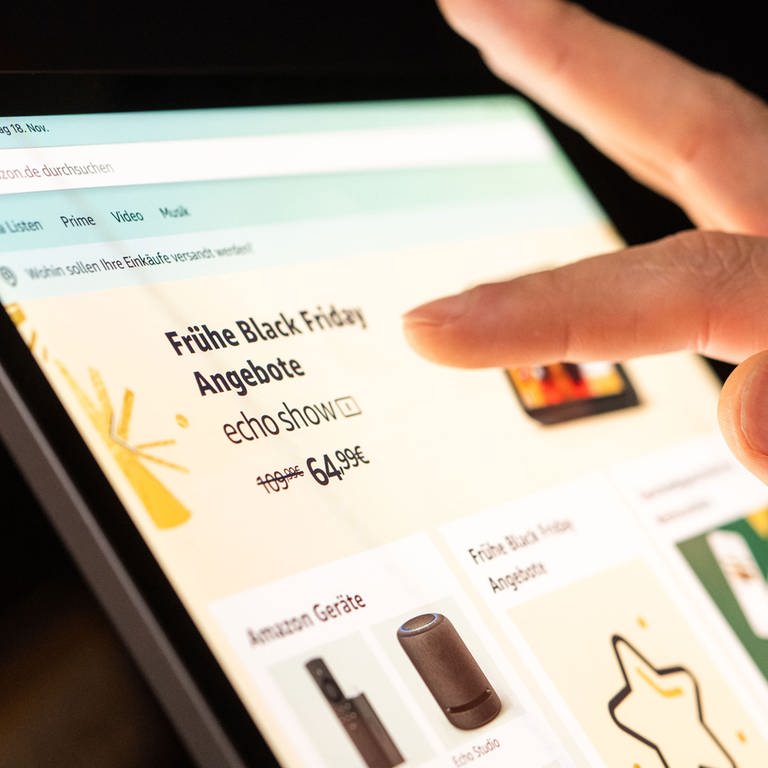 Eine Person schaut sich die Black Friday Angebote auf der Online-Shopping-Seite von Amazon auf seinem Tablet-Computer an. Archivfoto