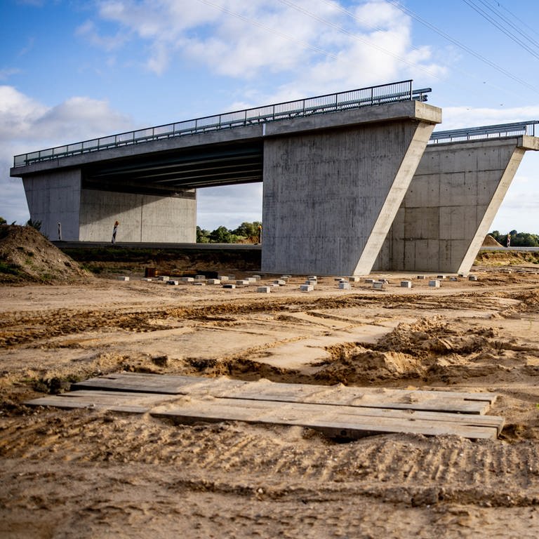 Ein Brückenelement steht an einer Baustelle (Foto: picture-alliance / Reportdienste, picture alliance/dpa | Axel Heimken)
