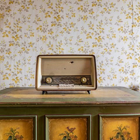 ein altes Radio (Foto: IMAGO, IMAGO / Arnulf Hettrich)
