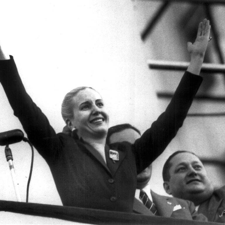 Maria Eva Duarte de Peron winkt ihren Anhängern in Buenos Aires zu, 17. Oktober 1951