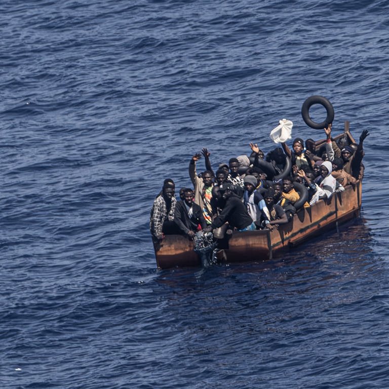 Migranten, die von der Nordküste Afrikas zur italienischen Insel Lampedusa gelangen wollen (Foto: picture-alliance / Reportdienste, picture alliance/dpa | Oliver Weiken)