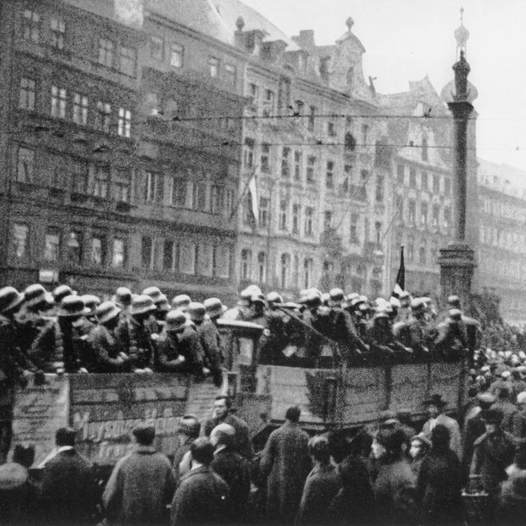 Verbaende der Putschisten auf Marienplatz Putschversuch der NSDAP in Muenchen am 8.9. November 1923. (Foto: picture-alliance / Reportdienste, picture-alliance / akg-images | akg-images)