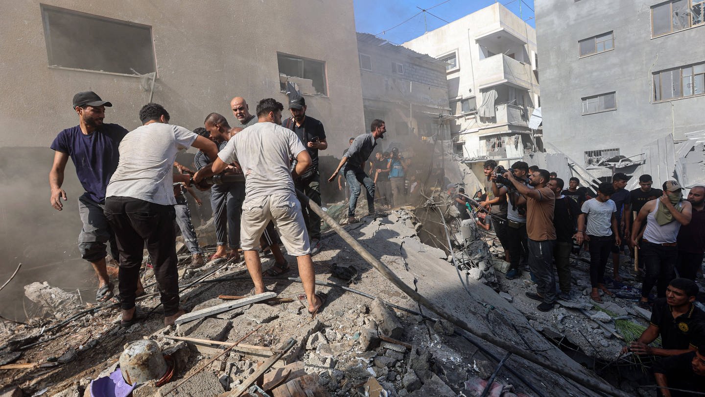 Palästinenser suchen nach Überlebenden in den Trümmern eines Gebäudes nach dem israelischen Bombardement (Foto: IMAGO, IMAGO / ZUMA Wire)
