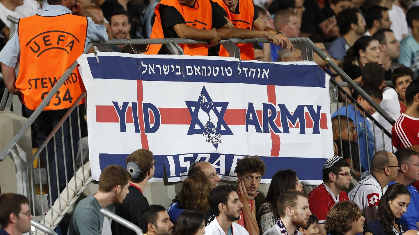 Eine Yid-Army-Flagge der Tottenham Hotspurs bei den UEFA U21-Meisterschaften 2013 (Foto: IMAGO, IMAGO / Sportimage)