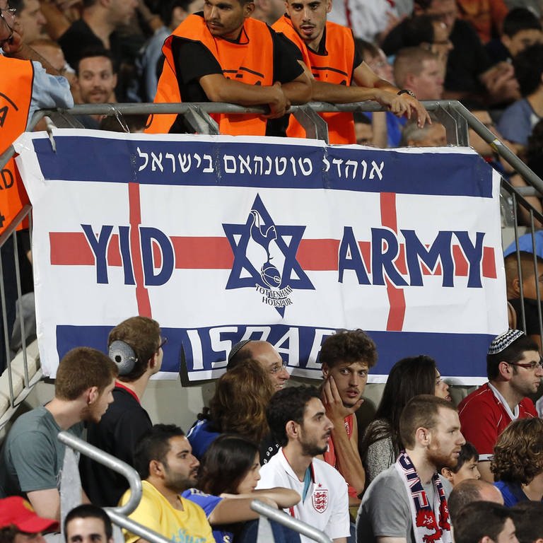 Eine Yid-Army-Flagge der Tottenham Hotspurs bei den UEFA U21-Meisterschaften 2013