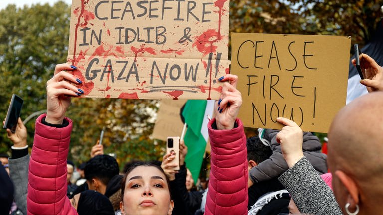 Am Oranienplatz haben sich unter dem Motto „Global South Unites“ Palaestinenser und andere Teilnehmer versammelt, um gegen das Vorgehen Israels im Gazastreifen zu protestieren und einen sofortigen Waffenstillstand gefordert.