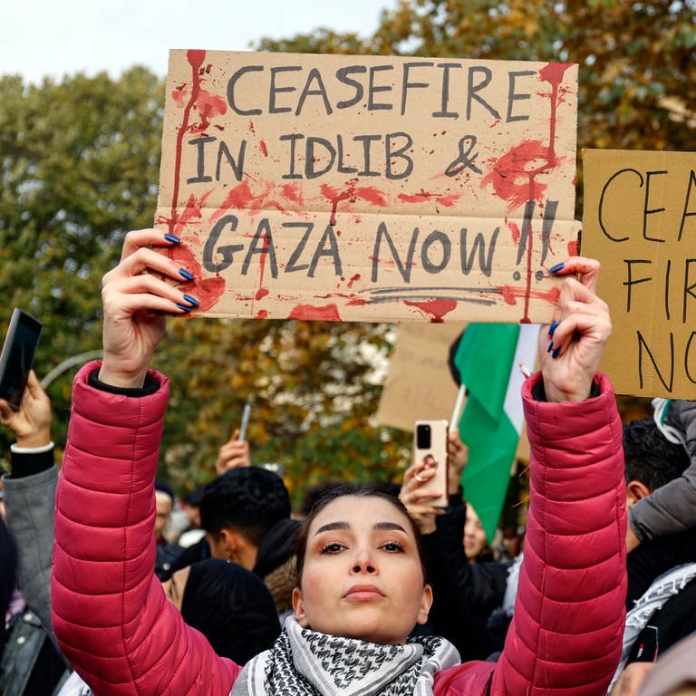 Am Oranienplatz haben sich unter dem Motto „Global South Unites“ Palaestinenser und andere Teilnehmer versammelt, um gegen das Vorgehen Israels im Gazastreifen zu protestieren und einen sofortigen Waffenstillstand gefordert.