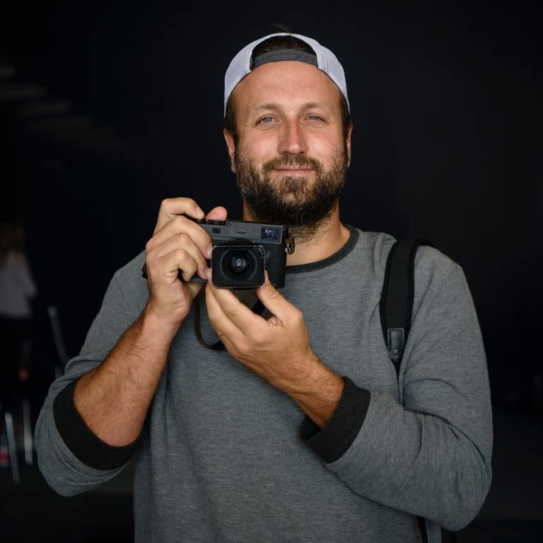 Der Fotograf Paul Ripke schaut am 28.3.2017 in Potsdam für ein Portrait in die Kamera. In der Hand hält er seine Kamera der deutschen Marke Leica.