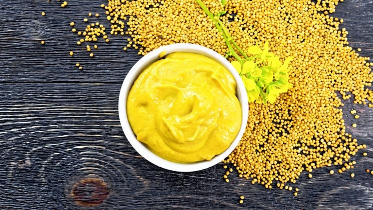 Sauce mustard in bowl with flower on board top. Symbolfoto. (Foto: IMAGO, Panthermedia)