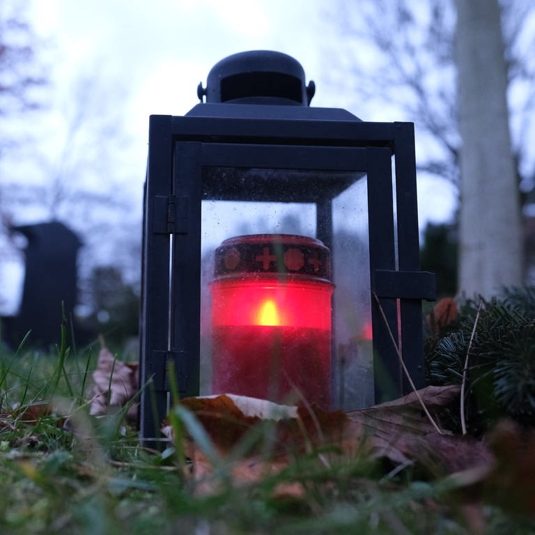 Eine Grablampe an einer Grabstätte auf dem Südfriedhof.  (Foto: picture-alliance / Reportdienste, picture alliance/dpa | Sebastian Willnow)