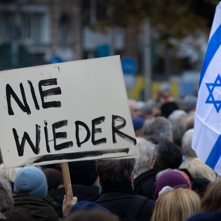 Demonstration gegen Judenhass in Frankfurt am Main NIE WIEDER steht auf einem Plakat.  (Foto: IMAGO, IMAGO / greatif)