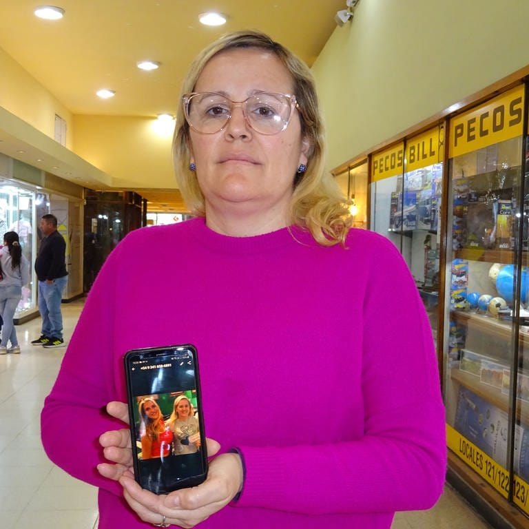 Patricia Castro. Auf ihrem Handy ist sie zusammen mit ihrer Freundin Virginia Ferreyra zu sehen, die von Mitgliedern einer Drogenbande ermordet wurde. (Foto: Francisco Olaso)