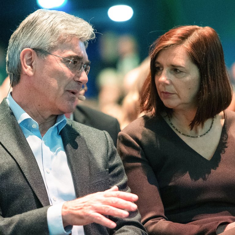Joe Kaeser (l), Vorstandsvorsitzender der Siemens AG, und Katrin Göring-Eckardt, Fraktionsvorsitzende von Bündnis 90Die Grünen, sitzen beim Wirtschaftskongress der Grünen-Bundestagsfraktion
