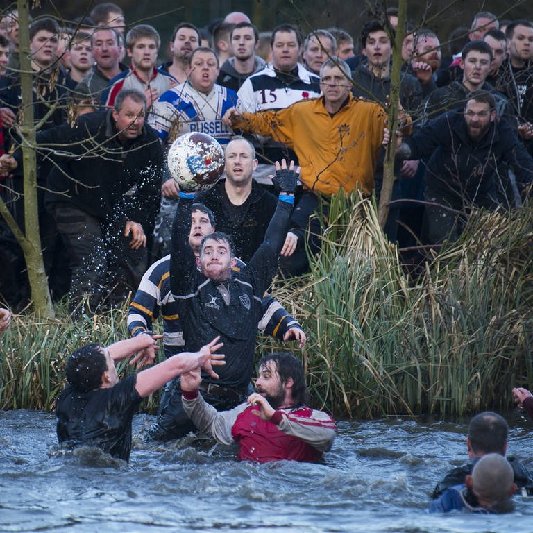 Shrovetide Football-Spiel, kämpfen Hunderte von Teilnehmern in einem regellosen Spiel aus dem 17. Jahrhundert